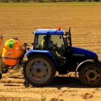 Quel CACES est nécessaire pour conduire un tracteur agricole ?