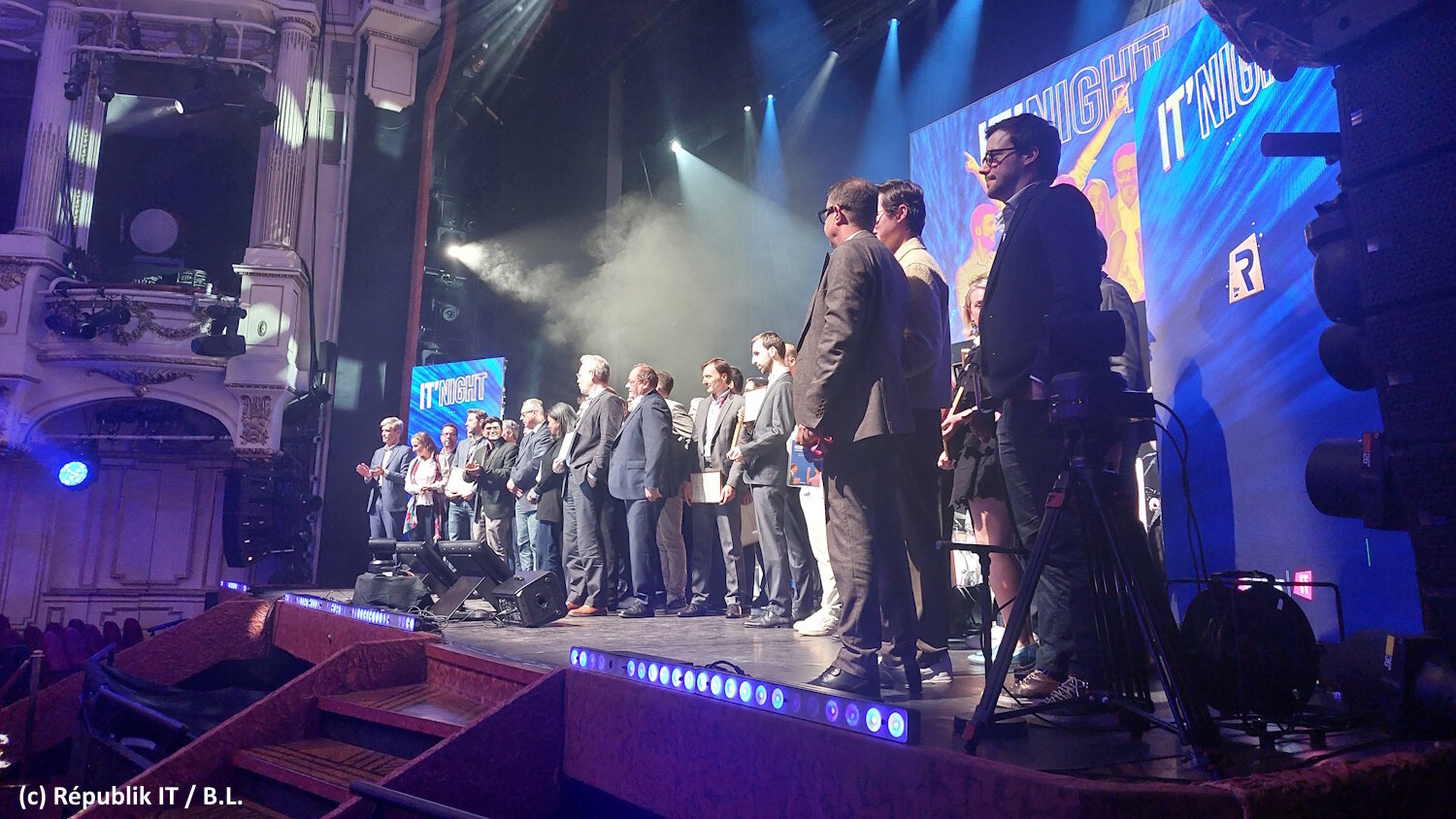 Tous les lauréats et les membres du jury sur scène pour le final de l’IT Night. - © Républik IT / B.L.
