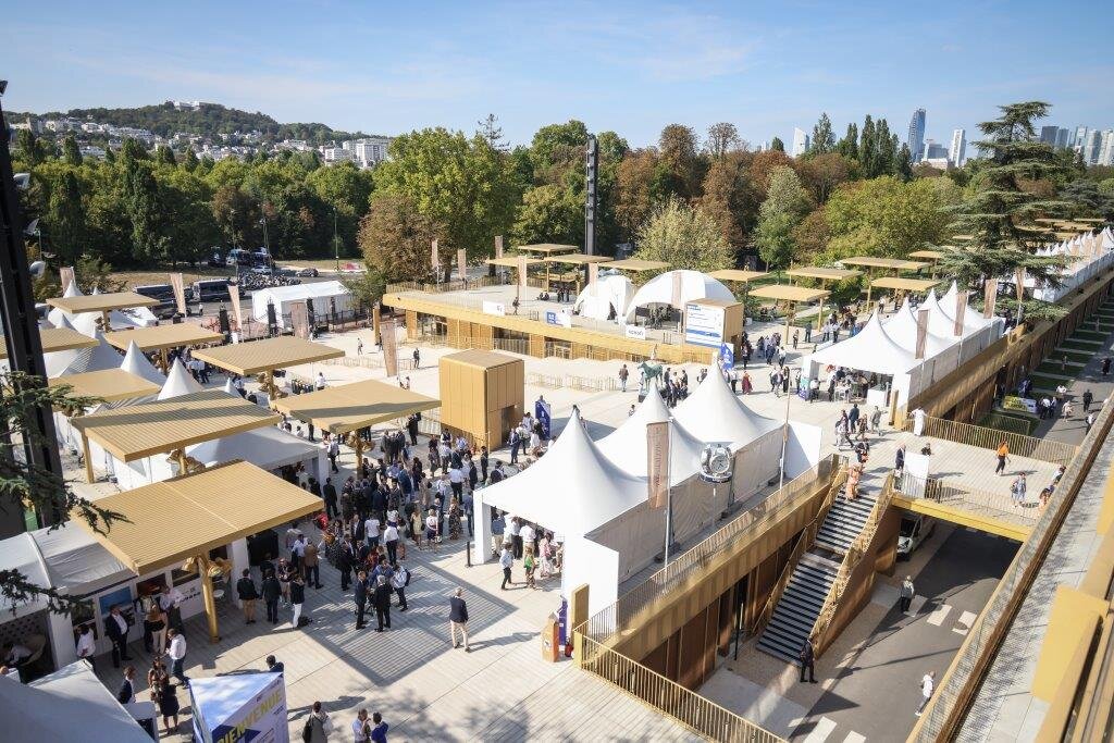 Le village des partenaires au nombre de 80 pour la REF 2023 - © Medef