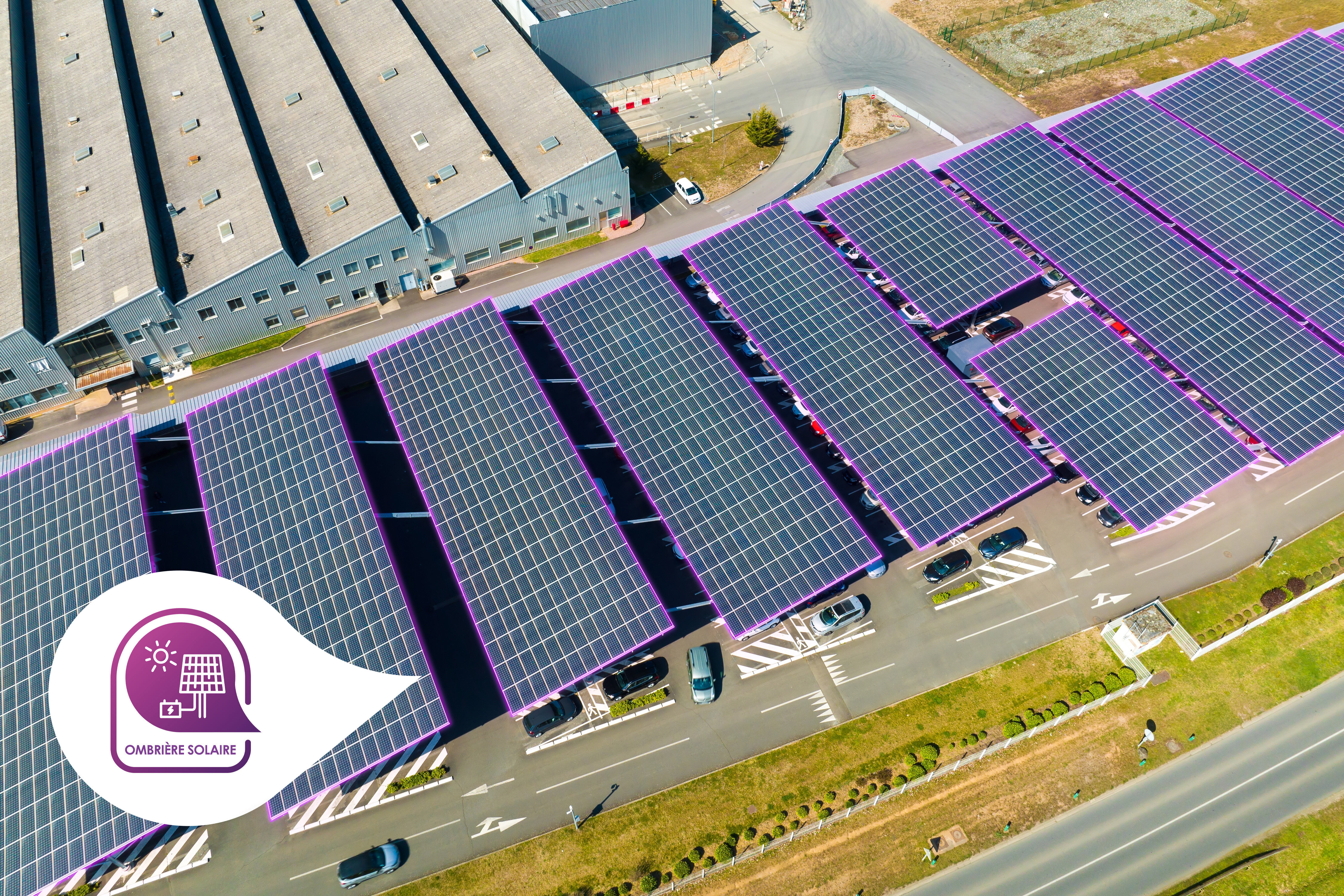 Vue aérienne de panneaux solaires installés au-dessus d’un parking avec des voitures. - © Shutterstock Copyright (c) 2022 Bilanol/Shutterstock.  No use without permission.