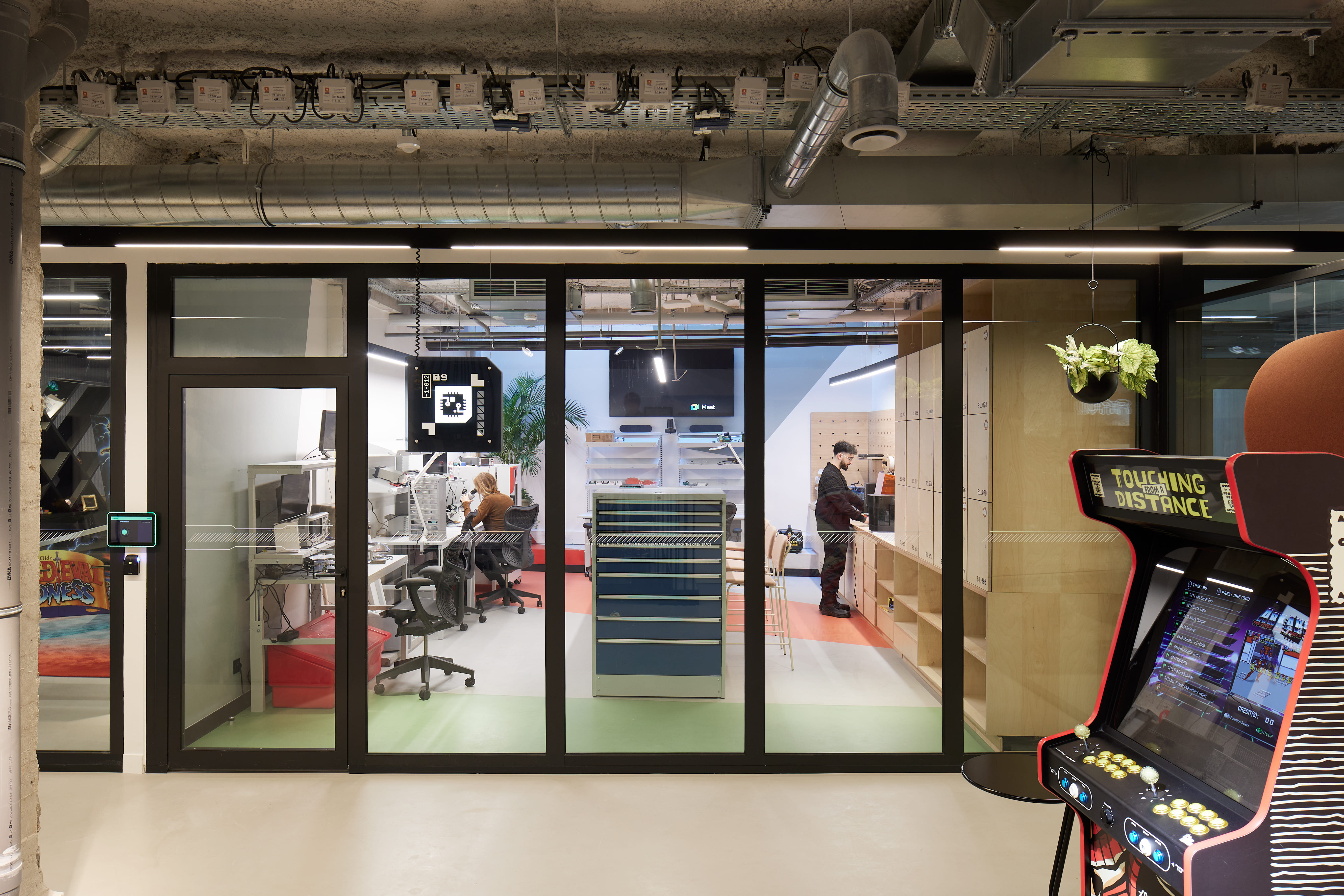 Le Lab du sous-sol, un des espaces dédiés à la R&amp;D pour les produits Ledger - © Antoine Mercusot