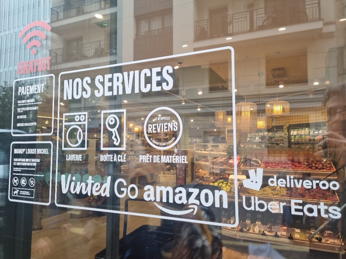 Monop’ affiche dès la vitrine les services proposés dans le magasin. - © D.R.
