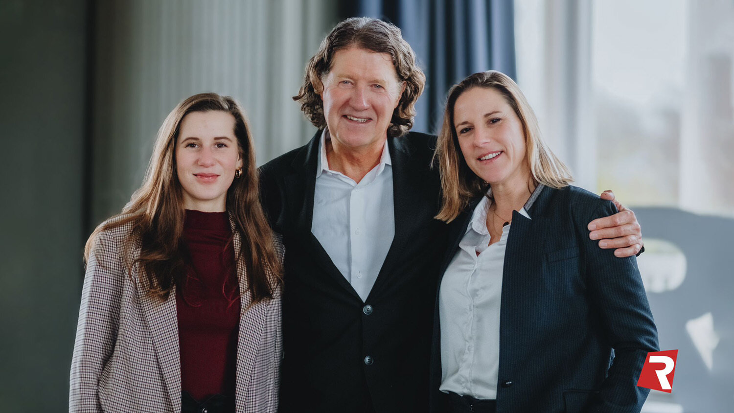 Autour de Marc Dumas, président de Républik, l’équipe de Républik Finance composée de Morgane Henry (g.) et Sandrine Perdereau (d.) - © Républik