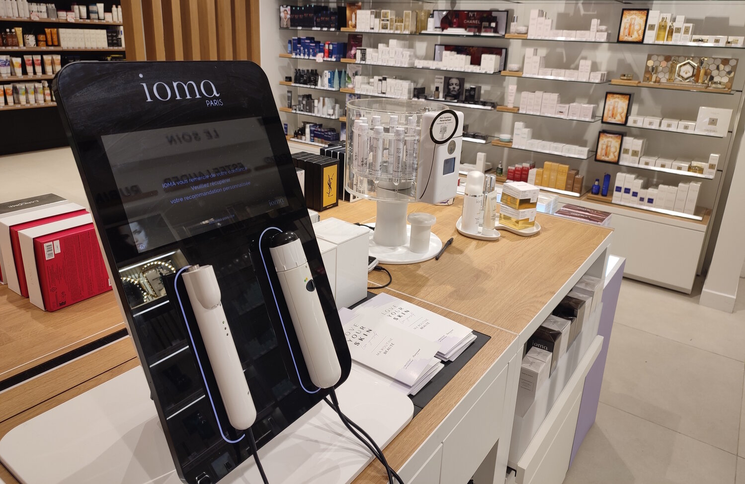 Dans le nouveau concept de Marionnaud, la machine IOMA Mirror propose des diagnostics de peau et de la création de soins sur-mesure. - © Républik Retail / CC