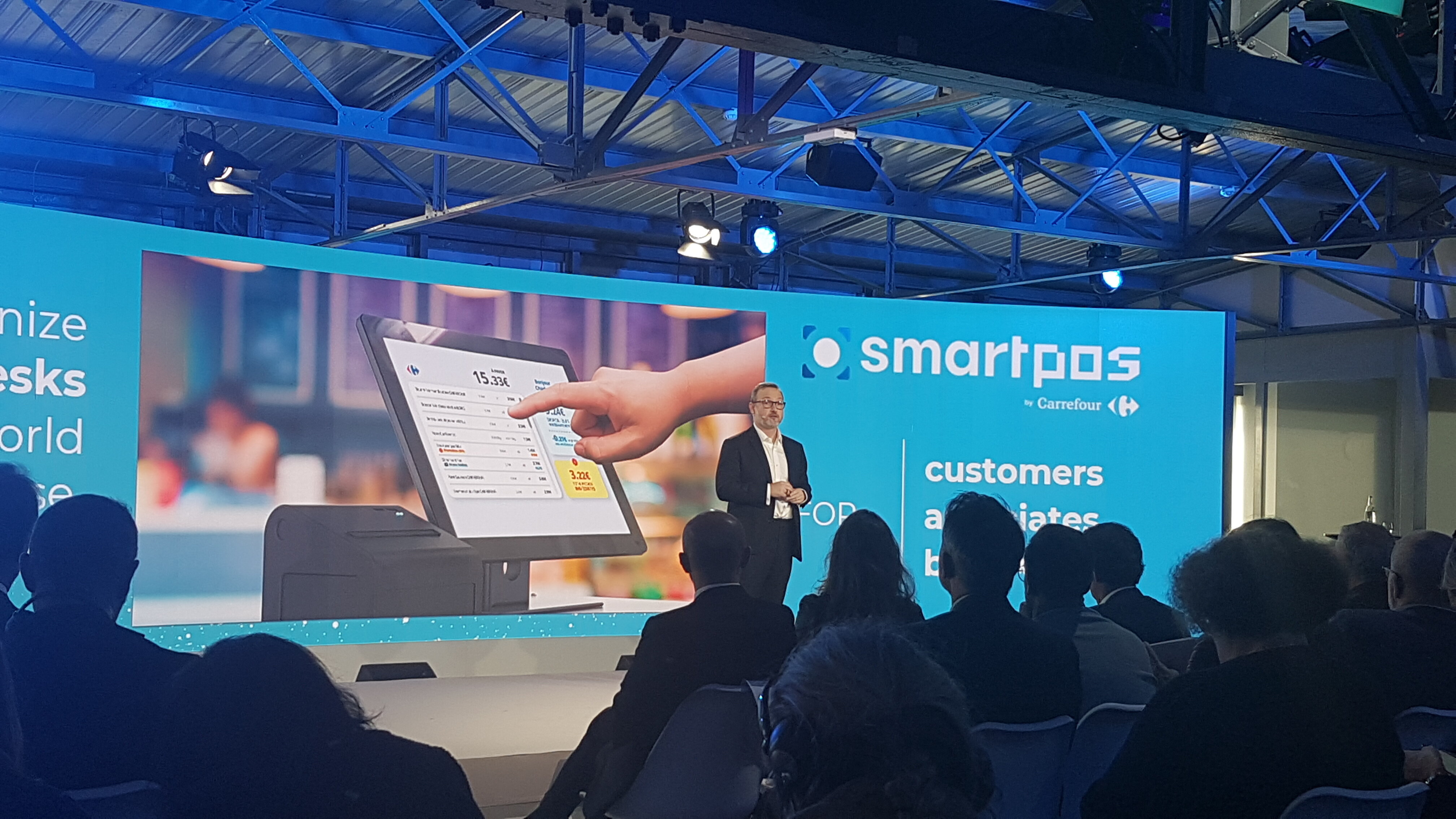Carrefour a conçu SmartPOS pour pouvoir capter plus de data en caisse et mieux reconnaître ses clients. - © Républik Retail