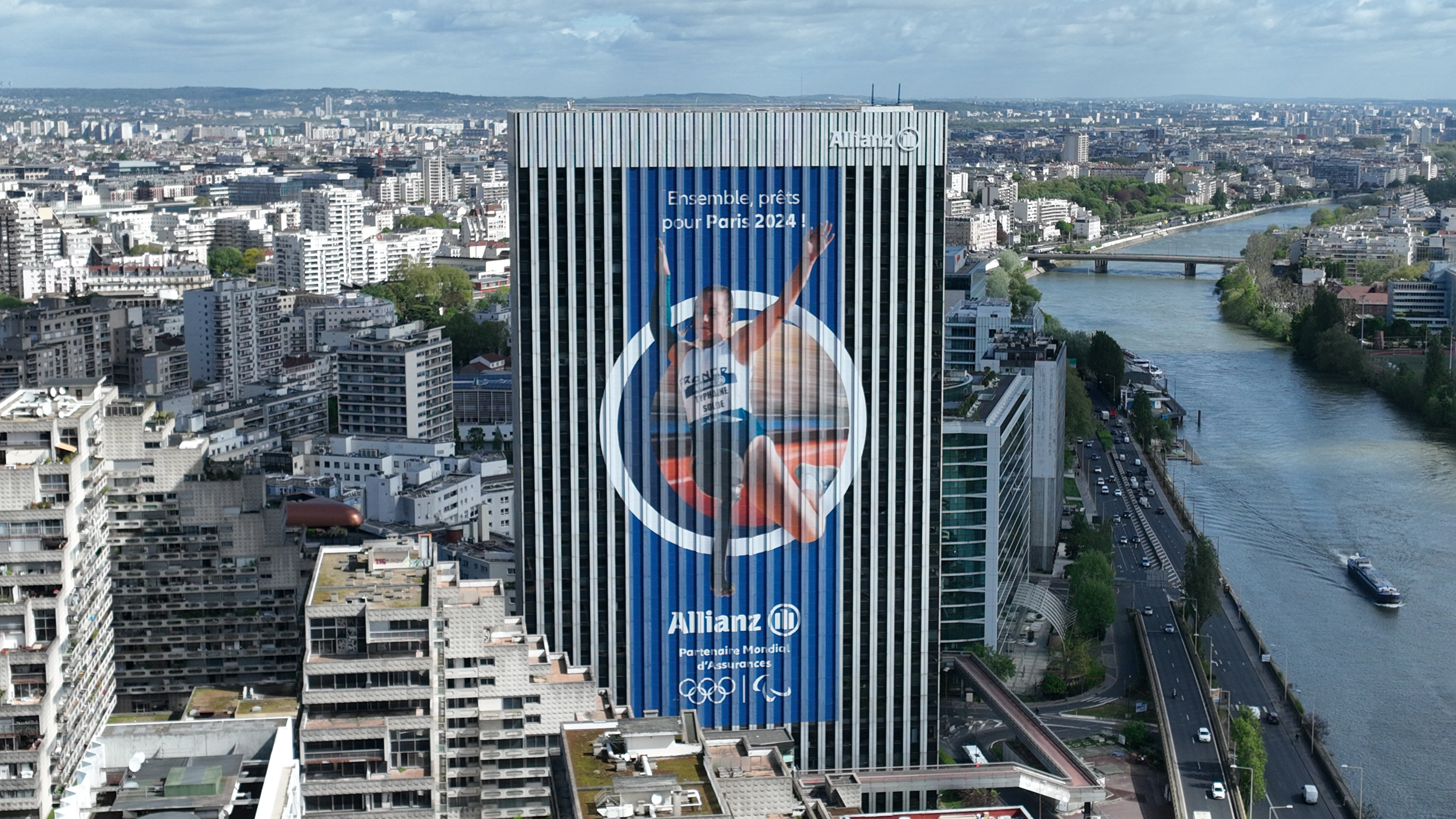 Le siège d’Allianz aux couleurs des JOP - © Allianz