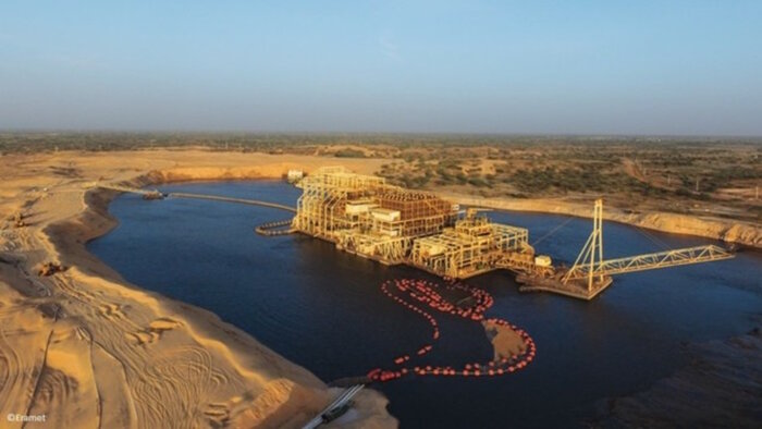 La mine repose sur une drague opérant dans un lac artificiel. - © Eramet