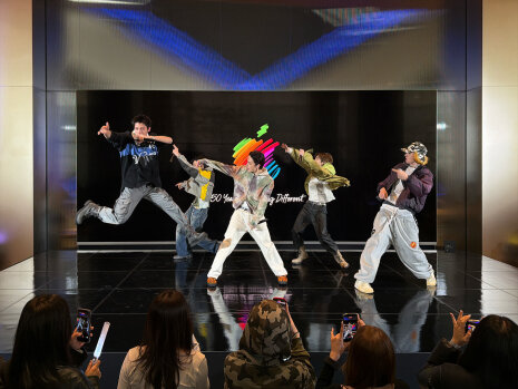 Le groupe de K-pop CORTIS à l’Apple Myeongdong de Séoul.   - ©&amp;#160;D.R.