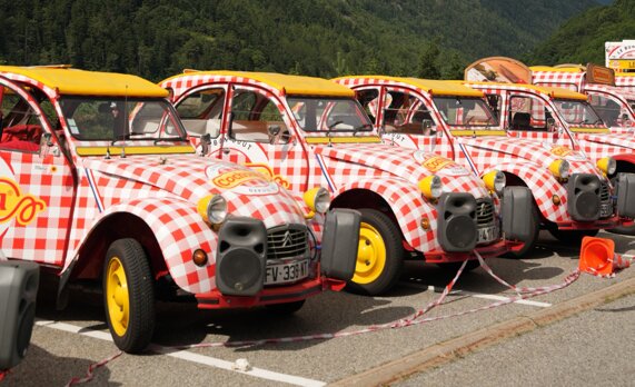 Les 2CV de Cochonou arborent un nouveau Vichy cette année - © Cochonou