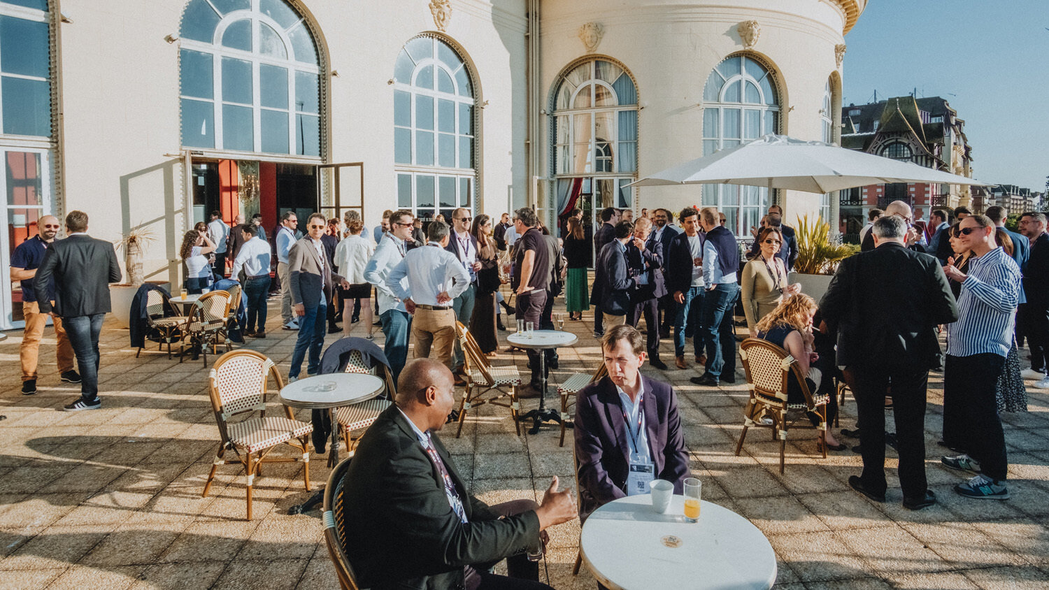 Le cocktail sur la terrasse du casino et les moments de convivialité aussi sont importants pour échanger ! - © Manuel Abella / Républik