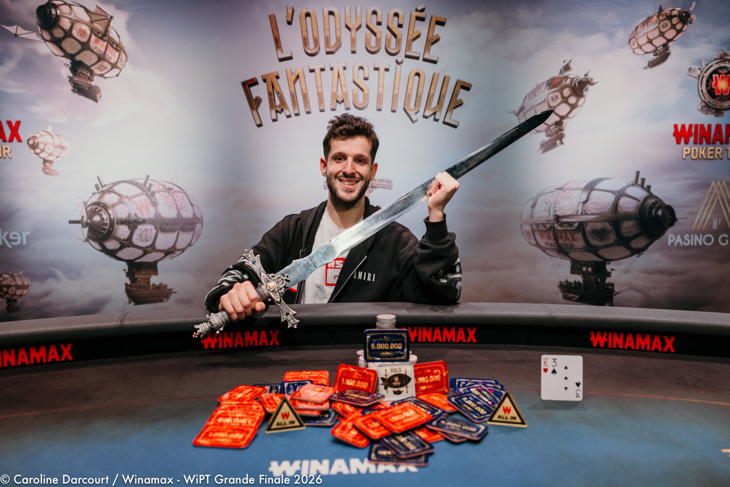 Le trophée remis au vainqueur du Winamax Poker Tour est une véritable épée médiévale. - © D.R.