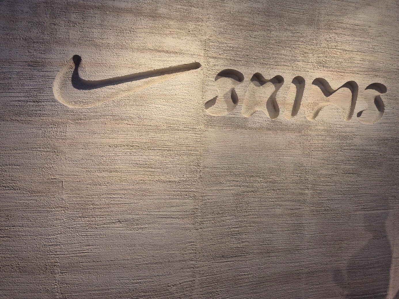 Le logo présenté dans la House of Innovation de Nike à New York. - © D.R.