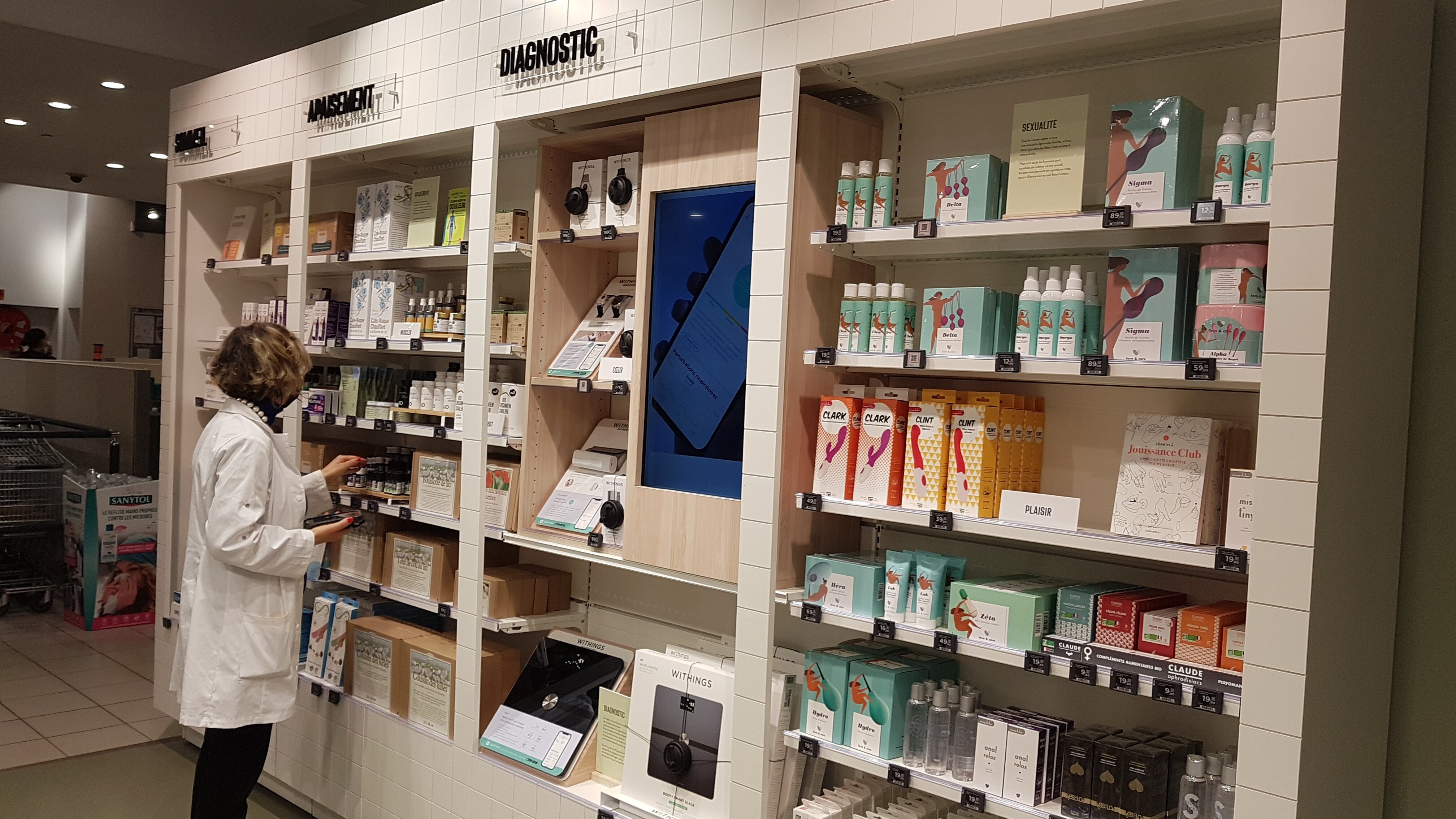Les docteurs en pharmacie de la parapharmacie vont renseigner aussi les clients dans le nouvel espace santé. - © CC / Républik Retail