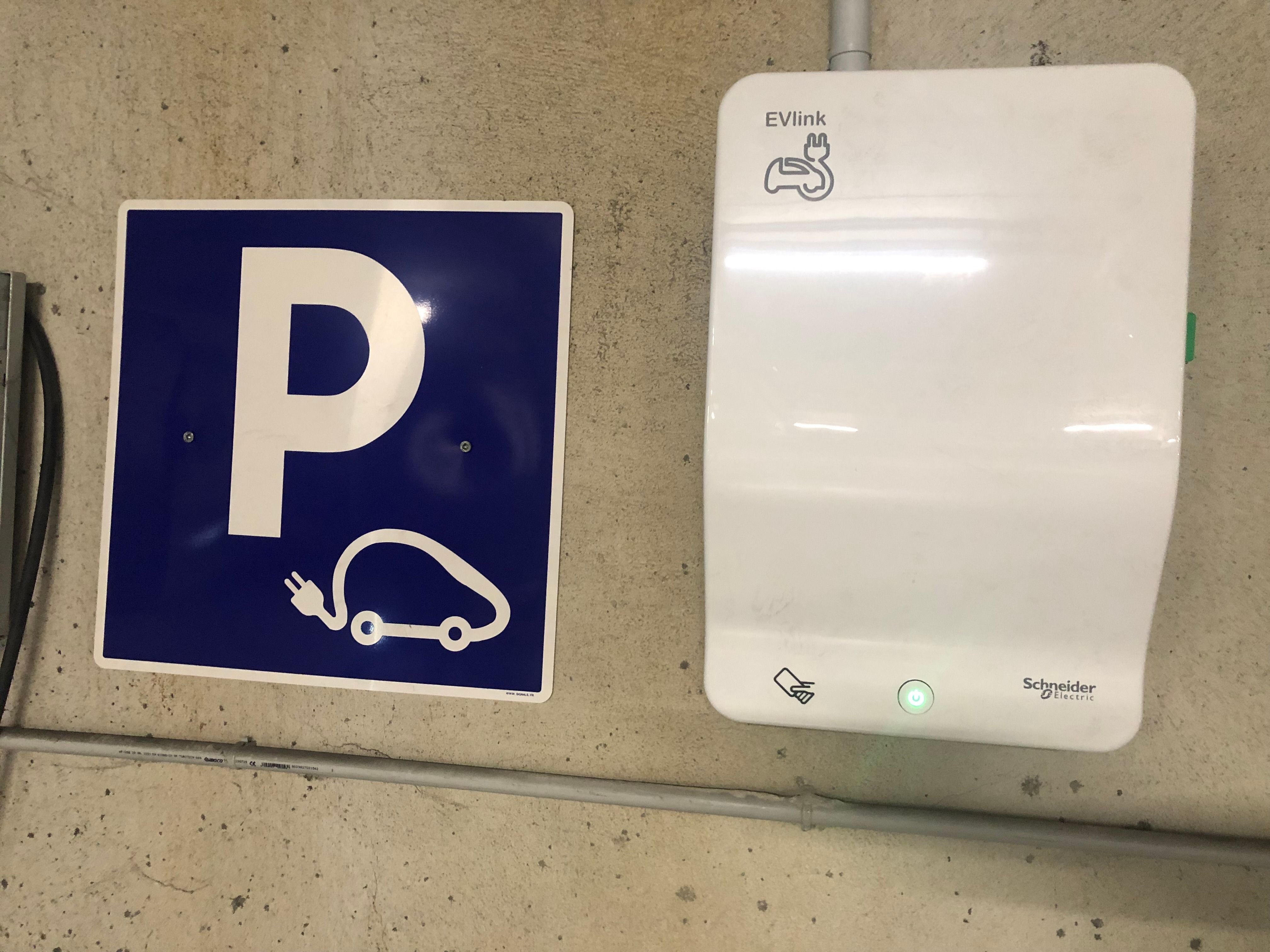 Trente bornes électriques ont été déployées sur les parkings du siège. - © D.R.