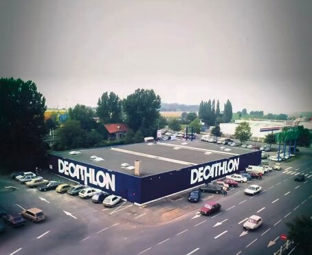 Le premier magasin Decathlon, inauguré en 1976 à Englos, près de Lille. - © D.R.