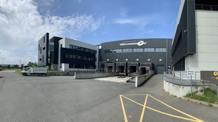 A Roye, l’Ugap dispose d’une réserve de 24 000 m2 sur une plateforme industrielle de courrier. - © D.R.