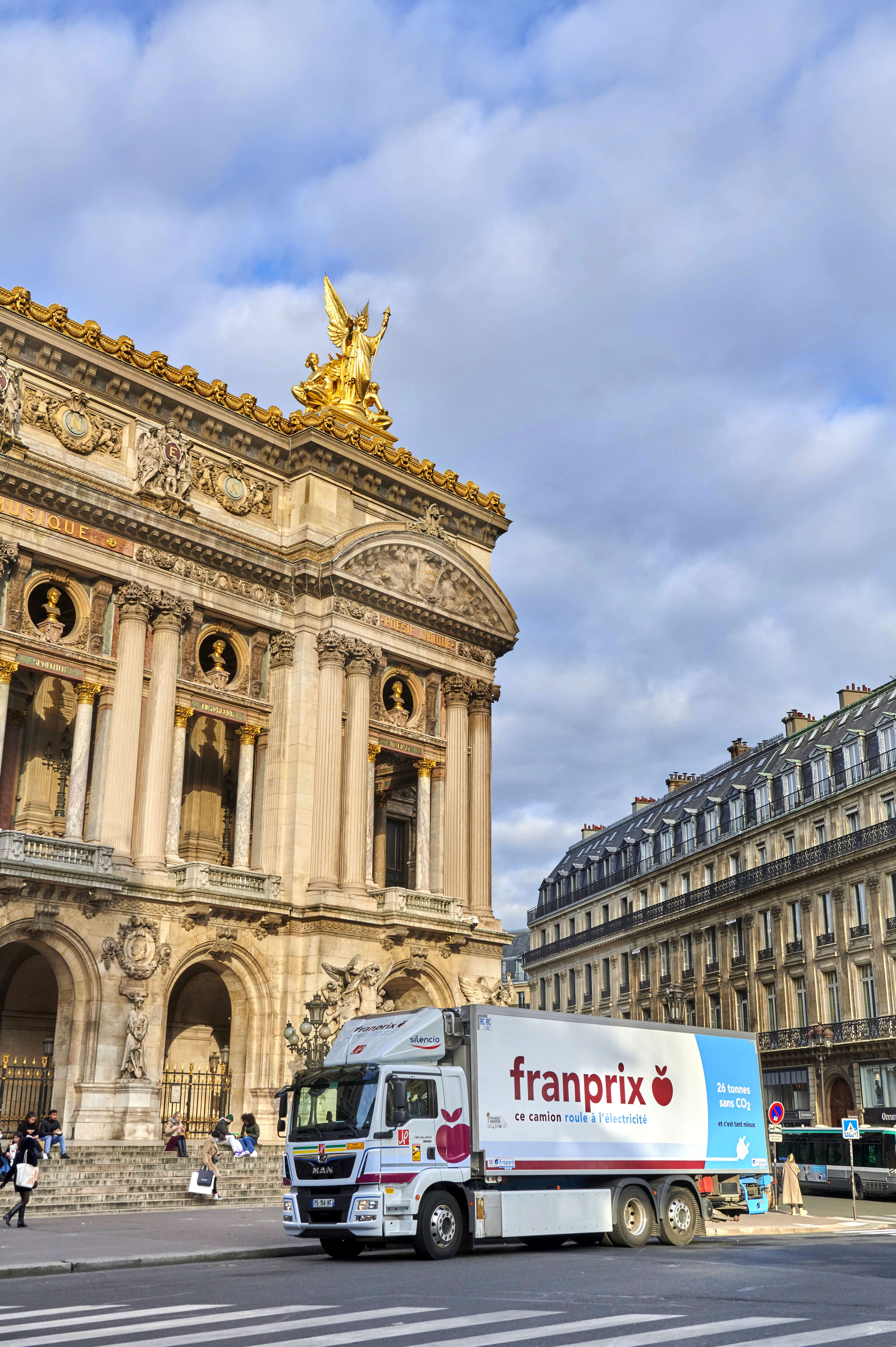 Le camion 100 % électrique approvisionne une dizaine de magasins. - © VISAVU