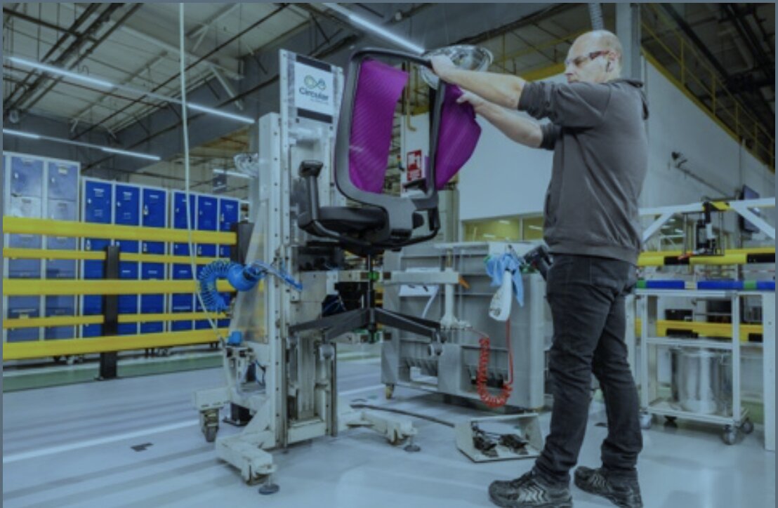 Un employé de l’usine Steelcase à Sarrebourg remanufacture un siège dans le cadre du programme d’économie circulaire de l’entreprise. - © SteelCase