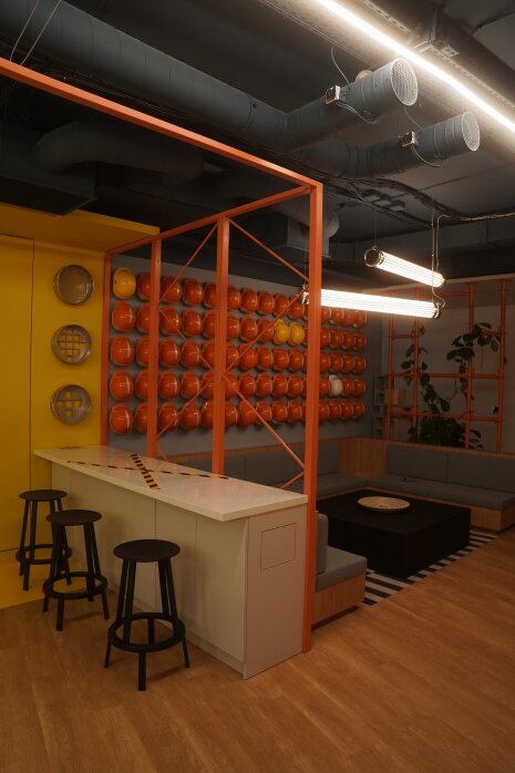 Le mur de casques représentant les 46 filiales de l’entreprise à travers le monde - ©&amp;#160;Colas