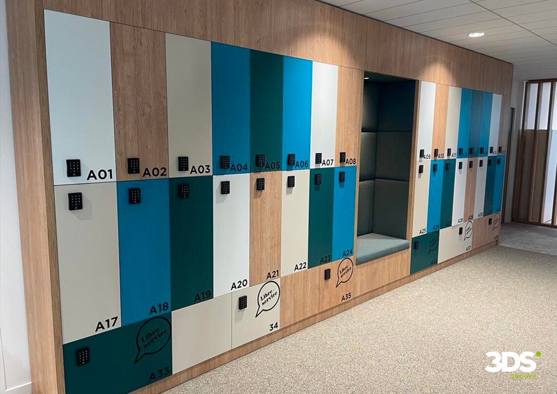 Habillage des casiers des collaborateurs dans les bureaux du Crédit Agricole CIB - © 3DS Groupe