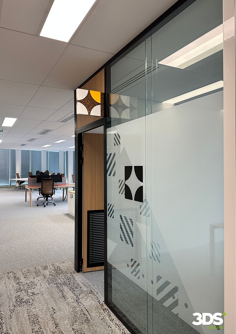 Vitrophanie sur les salles de réunion du Groupe UP - © 3DS Groupe
