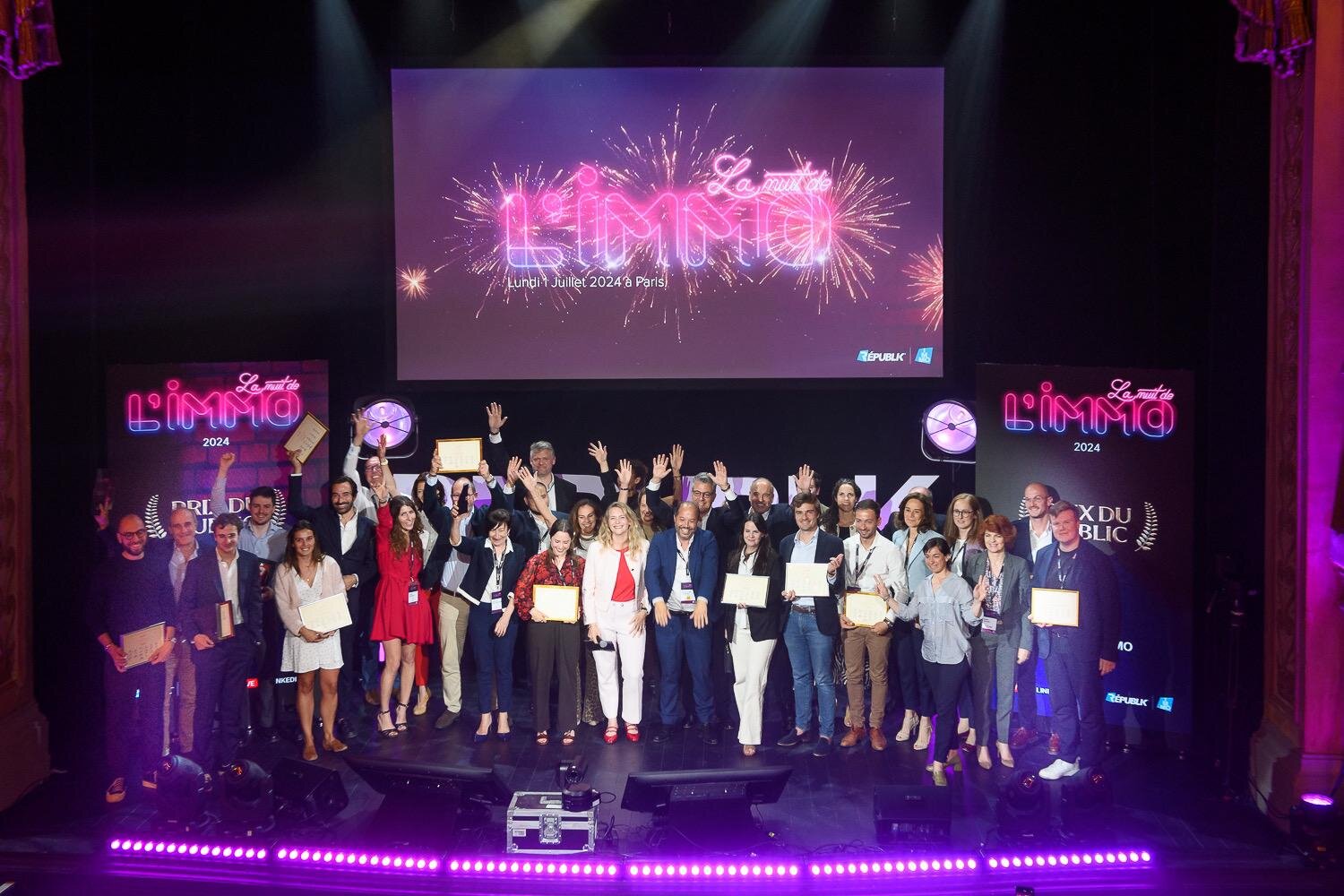 Jurés et lauréats de la Nuit de l’Immo 2024 réunis sur la scène du théâtre de la Madeleine - © Carole Desheulles