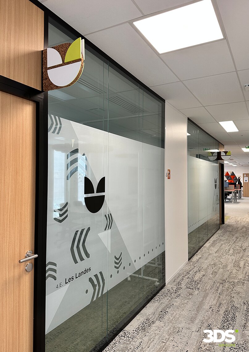 Les solutions de vitrophanie se sont enrichies pour distinguer la marque-employeur hors des sentiers standardisés. - © 3DS Groupe