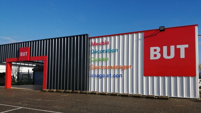 Le réseau But compte 330 magasins, dont 120 en franchise. - © BUT
