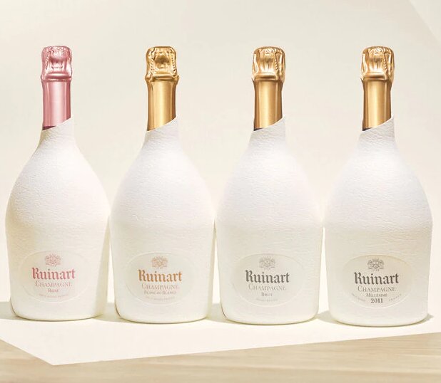 L’étui seconde peau de Ruinart est composé à 99 % de papier et 1 % de colle pour les étiquettes. Il pèse 40g contre 355g pour l’ancien coffret. - © Ruinart