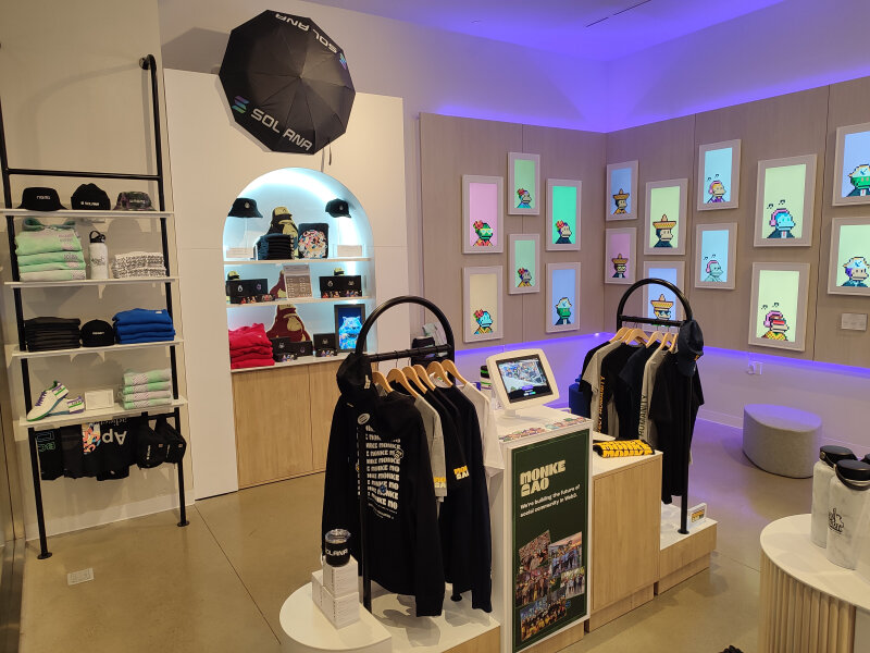 Des produits à la marque Solana sont vendus dans la boutique. - © Républik Retail