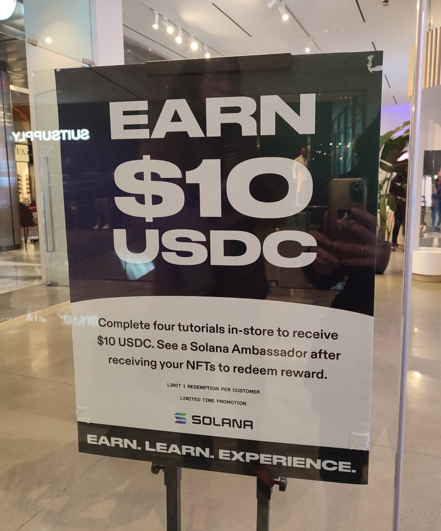 Une affiche indique le concept de la boutique et attire le chaland avec une récompense de 10 dollars s’il se laisse tenter. - © Républik Retail