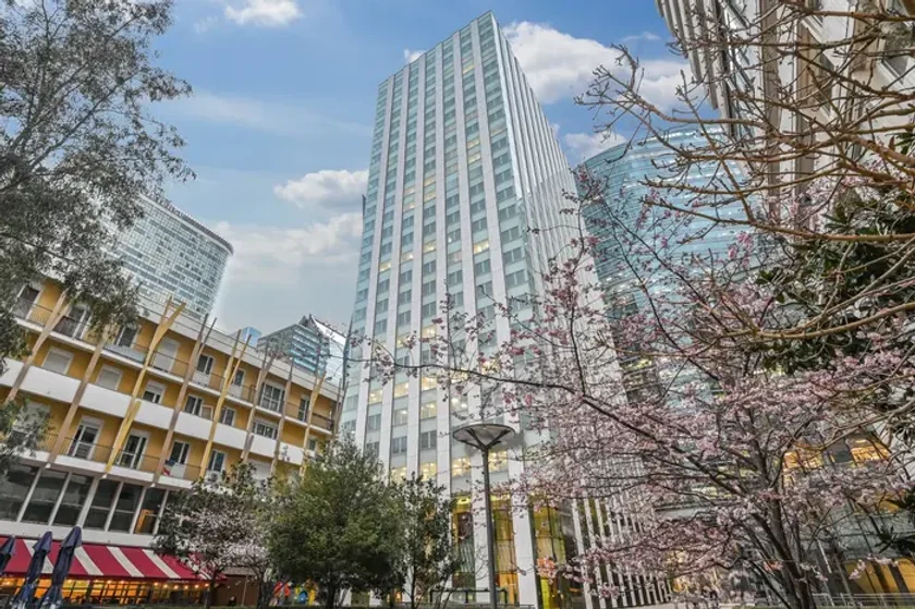 Avec la Tour blanche à La Défense, Casino centralise ses implantations franciliennes dans un immeuble entièrement réhabilité.