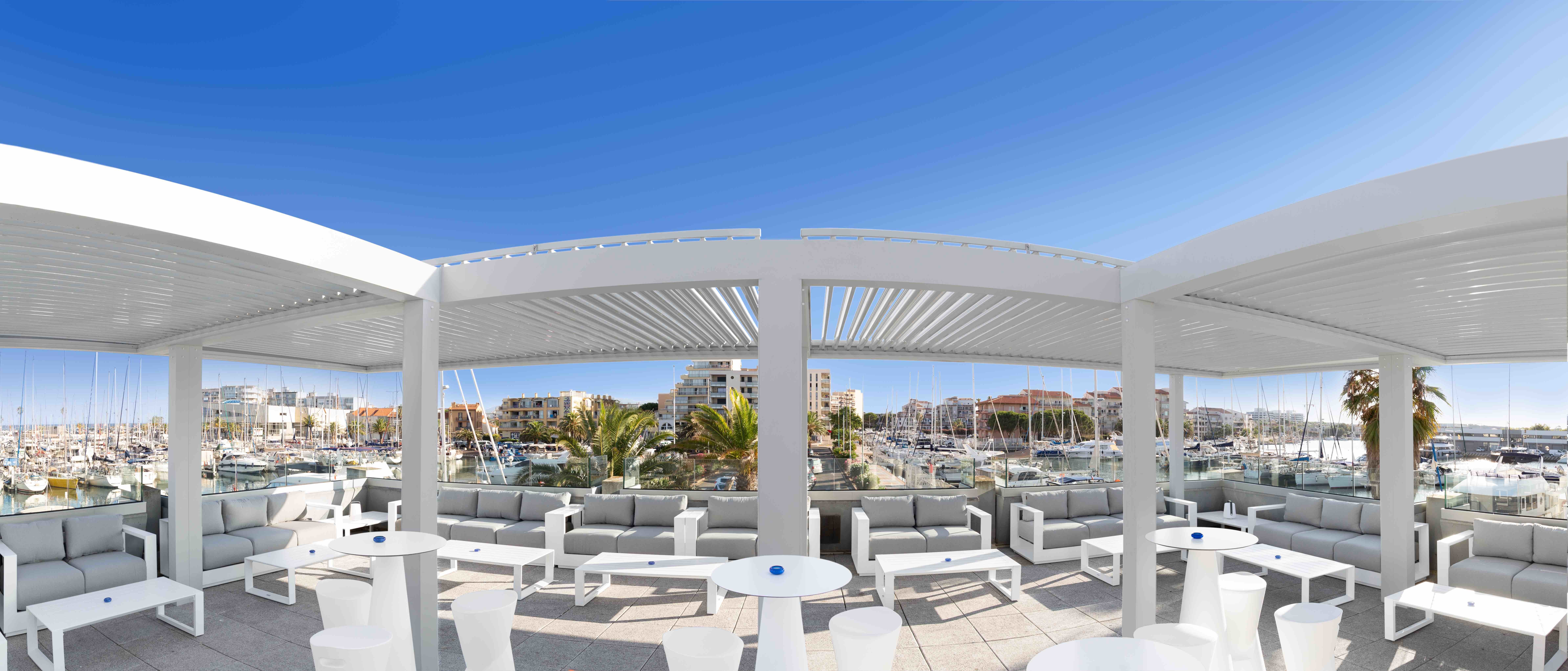 Vue du premier rooftop aménagé sur un port français de plaisance à Canet-en-Roussillon  - © Laurent Michel
