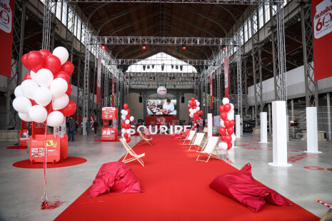 Le Hangar Y aux couleurs de la marque du groupe Ferrero à Meudon (92) - ©&amp;#160;D.R.
