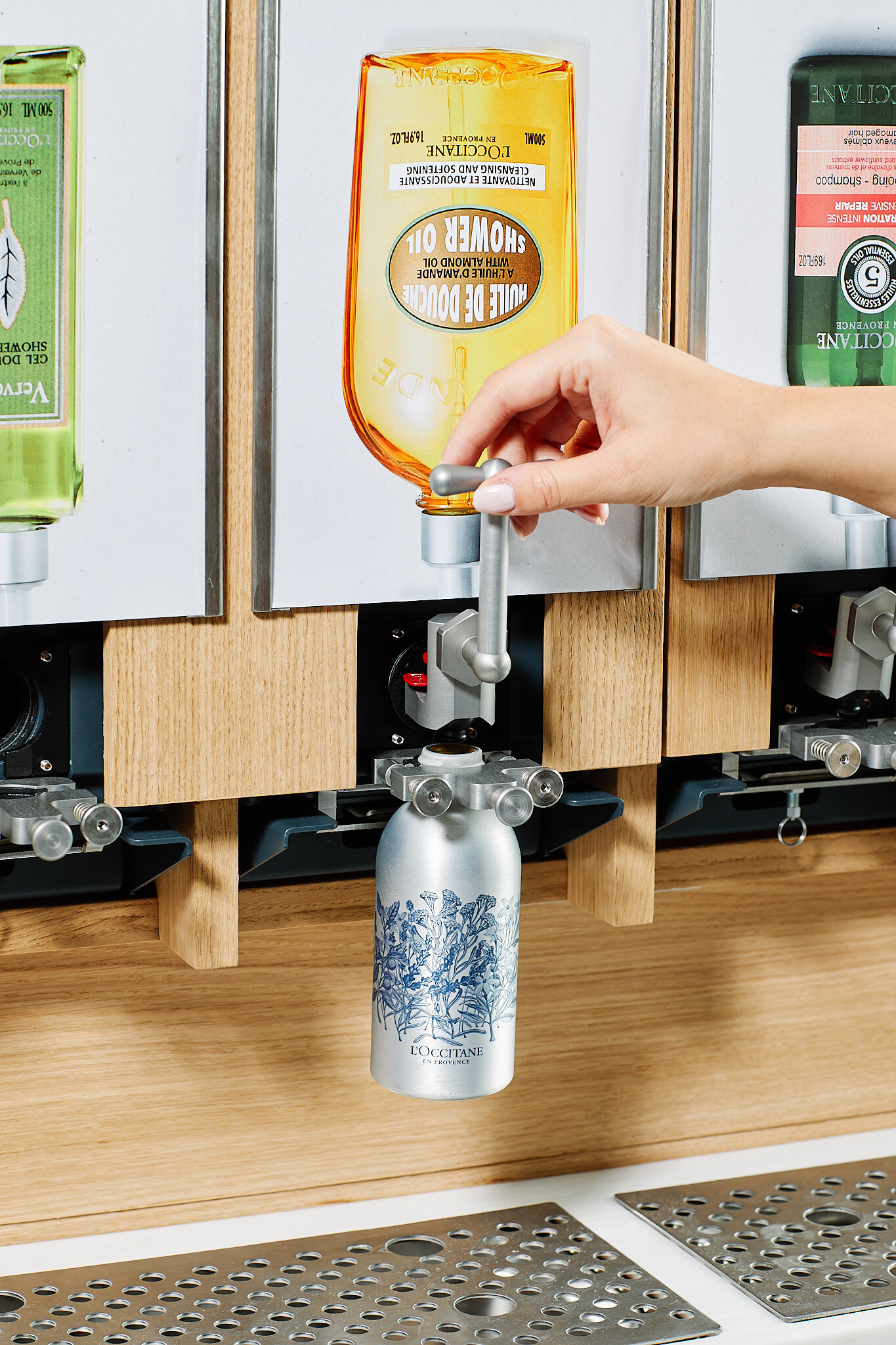 Selon le produit et le format souhaité, il suffit de se procurer en boutique le flacon Forever, disponible en 250ml et 500ml et de le recharger de son produit préféré. - © L’Occitane