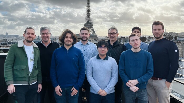 Les trois co-fondateurs entourés par leurs premiers collaborateurs. - © D.R.