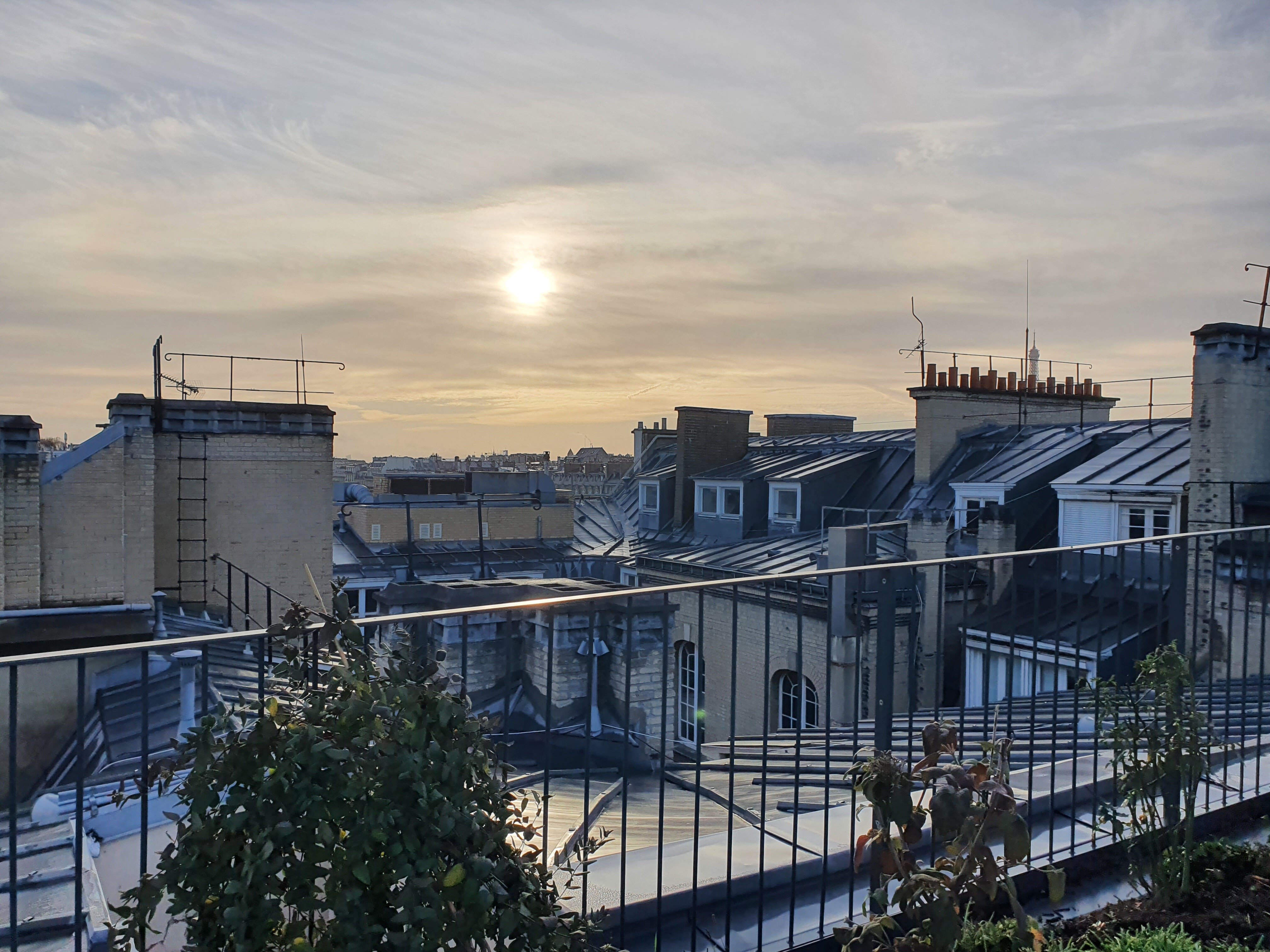 La vue sur les toits de Paris depuis le 7e étage. - © Alexandre Foatelli/Républik Workplace