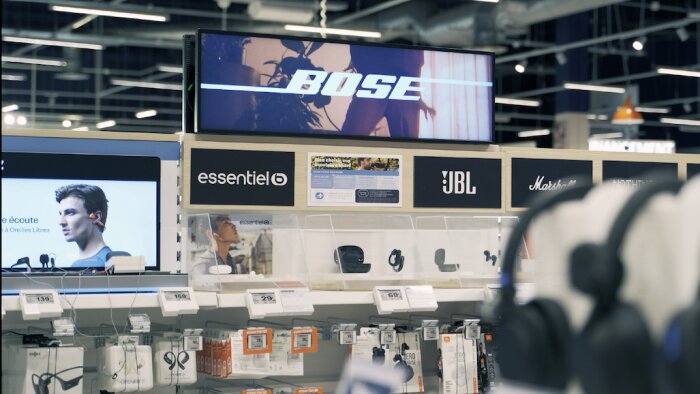 Des écrans sont ajoutés sur le parcours d’achat, dont en rayon pour aider au choix. - © Boulanger