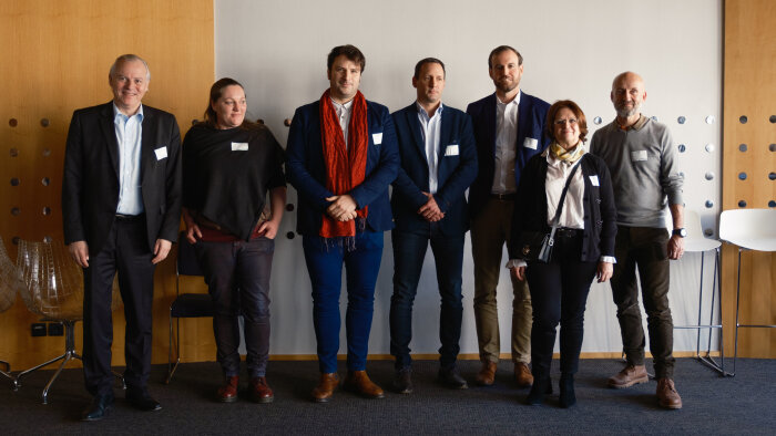 Les représentants de Neoline entourés par certains des chargeurs qui les soutiennent. - © Steven Roussel / Agence Disobey / Neoline