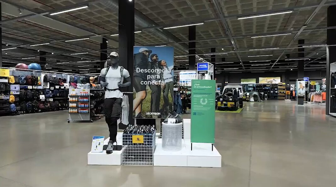 Decathlon a ajouté des mannequins et des podiums pour mettre plus en avant son offre du moment. - © D.R.