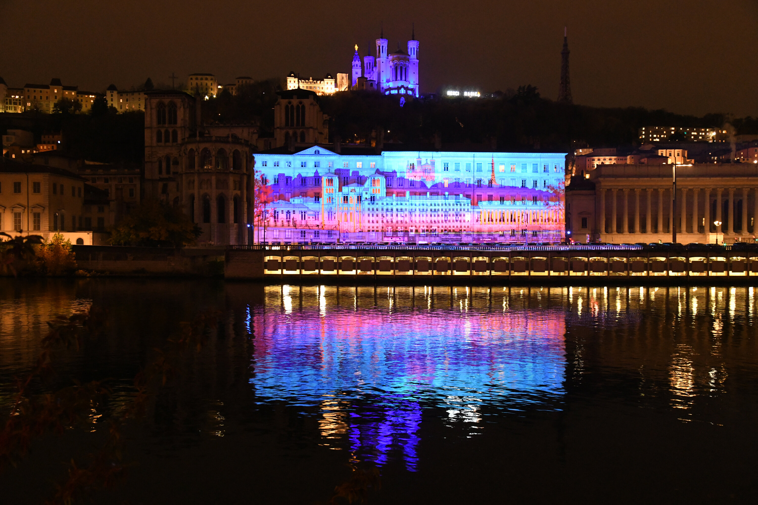 Le Voyageur Céleste, Ateliers BK et Jérôme Jouvray, les façades des habitations de la colline de Fourvière deviennent des planches de BD  - © MURIEL CHAULET