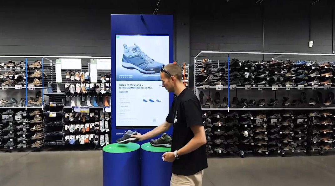 Via la puce RFID des produits, le client peut afficher les détails de deux produtits pour les comparer. - © D.R.