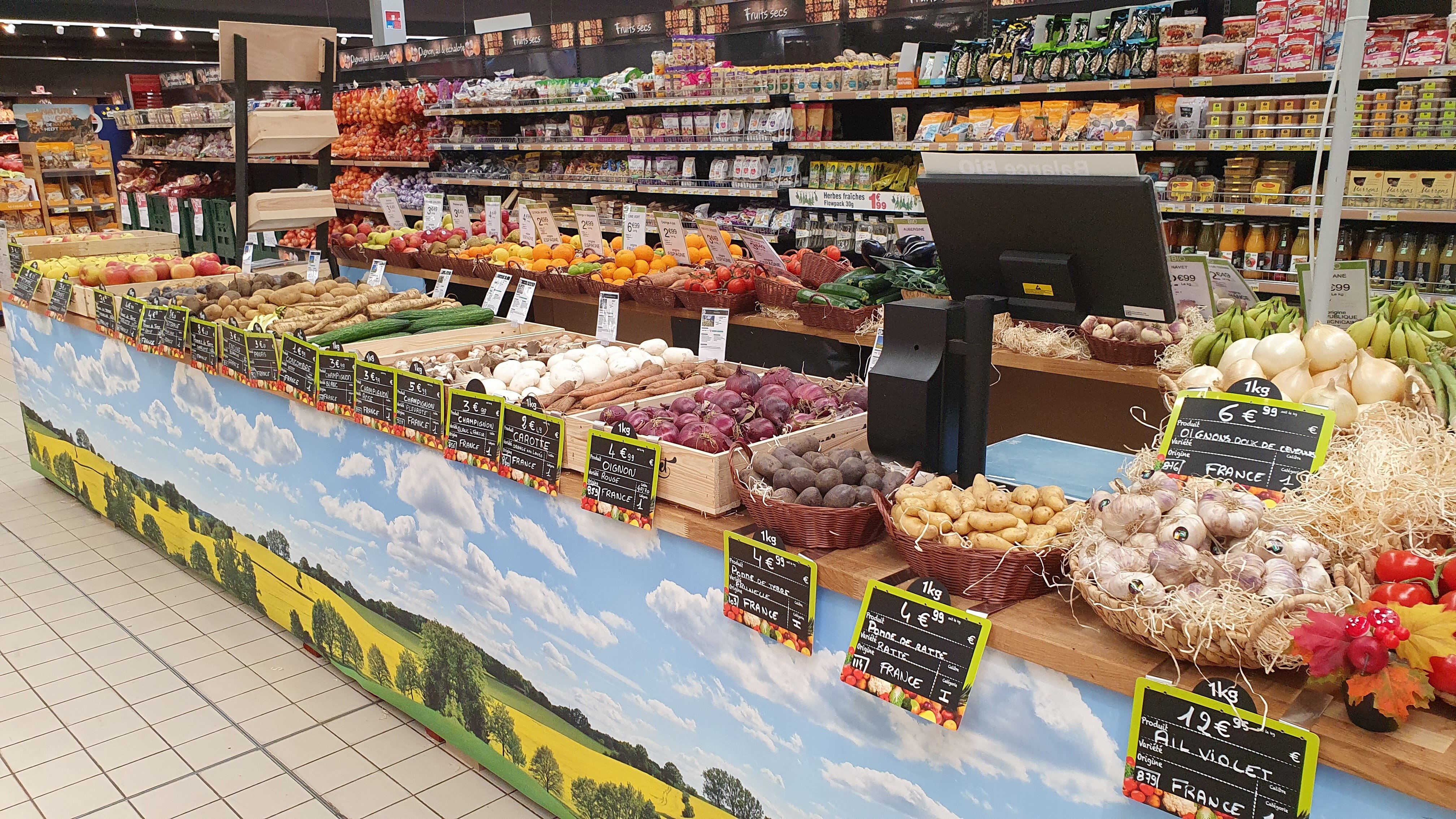 Cora réalise son picking e-commerce en magasin afin de proposer une offre très étendue, notamment en produits frais et frais traditionnels. - © Cora