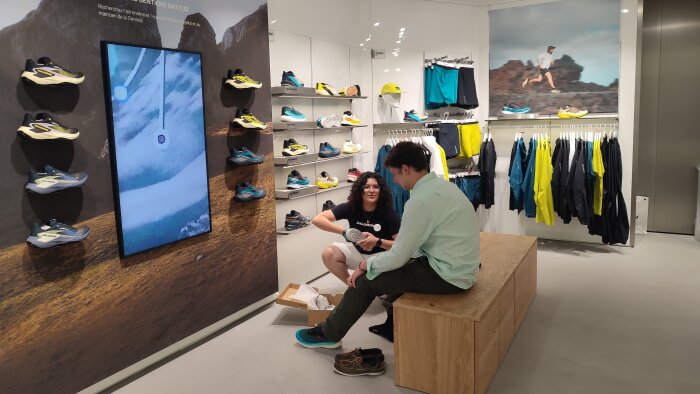 Les vendeurs utilisent la solution mPos de Cegid Retail pour répondre à toutes les demandes clients. - © Républik Retail / CC