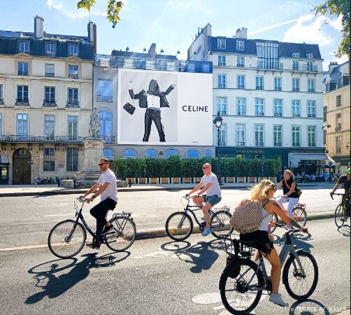 Les marques comme ici Céline (Quai Malaquais) peuvent communiquer jusqu’à 3 mois par an sur leur façade.  - © Terres Rouges