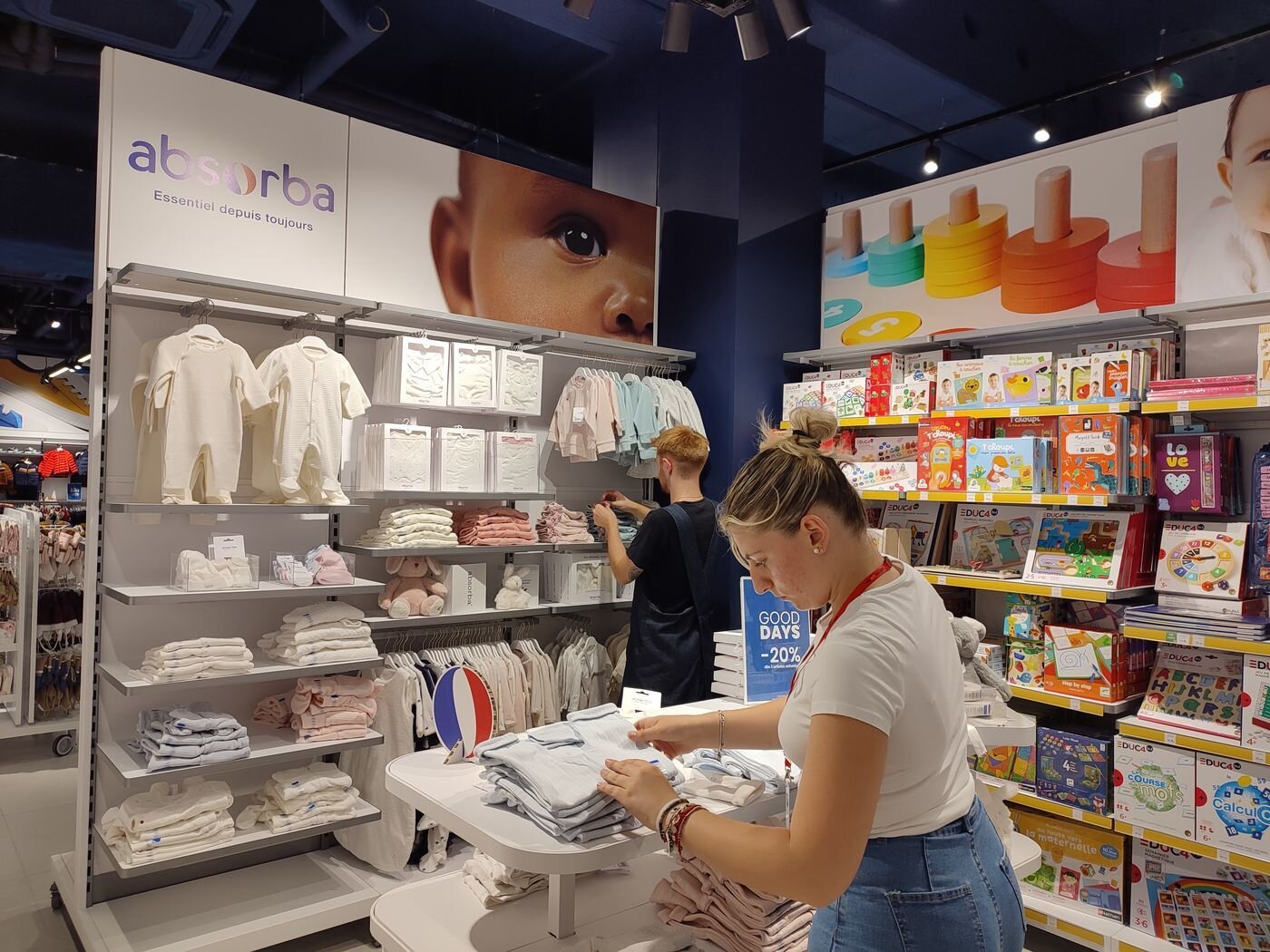 Le rayon Absorba est collé à un rayon jouets Premier âge et en face d’Obaibi.  - © Républik Retail