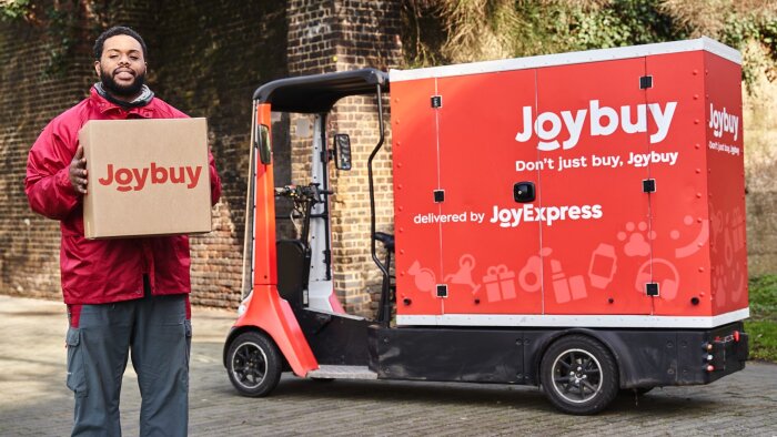 Joy Buy dispose de ses livreurs-installateurs et de sa flotte de camionnettes. - © JD.com