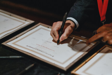 Chaque gagnant repart avec le diplôme signé par les jurés. - ©&amp;#160;Manuel Abella