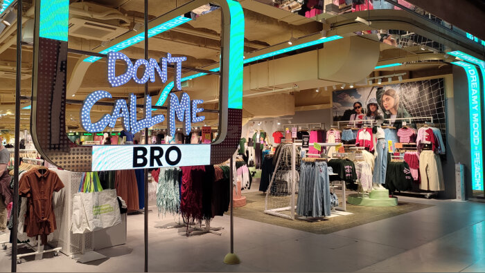 Dans le magasin Paris Les Halles, la mention Bro s’affiche en alternance avec Jennyfer. - © Républik Retail / C.Chenevoy