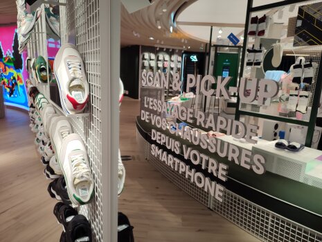 Le service scan &amp; pick-up permet d&amp;#039;obtenir les chaussures que l&amp;#039;on souhaite essayer. - ©&amp;#160;Républik Retail